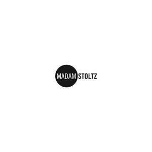 <p><span>La marque danoise Madam Stoltz est fond&eacute;e en 1995 par une voyageuse amoureuse de l&rsquo;Inde et de l&rsquo;Asie, Pernille Stoltz.</span></p>
<p><span>Dans une d&eacute;marche de commerce &eacute;quitable, les collections Madam Stoltz sont r&eacute;alis&eacute;es en Inde aupr&egrave;s d&rsquo;artisans. La particularit&eacute; de la marque Madam Stoltz est de m&eacute;langer le minimalisme scandinave avec la tradition rustique, po&eacute;tique du mode de vie hindou. Toute la collection de mobilier, luminaires et d&eacute;coration &eacute;voque un esprit vintage &eacute;l&eacute;gant, m&ecirc;lant un style sobre, boh&egrave;me et &eacute;voquant le voyage.&nbsp;</span></p>