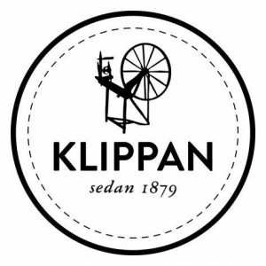<p><span>Fond&eacute;e en 1879, l'entreprise Klippan travaille en &eacute;troite collaboration avec des designers pour concevoir des plaids en laine de grande qualit&eacute; et certifi&eacute;s. Klippan est le leader scandinave de la fabrication de lainage.&nbsp;</span></p>